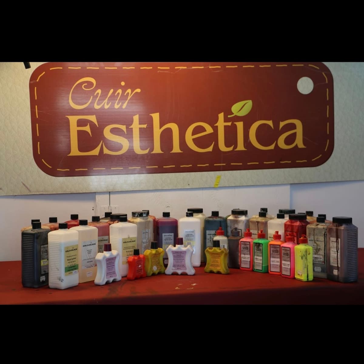 Produits d'entretien du cuir devant l'enseigne de Cuir Esthética